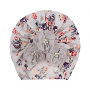Caciulita tip turban cu floricele gri aplicate