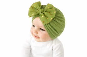 Caciulita verde tip turban cu fundita din tulle aplicata