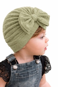 Caciulita verde tip turban cu model din tesatura si funda aplicata