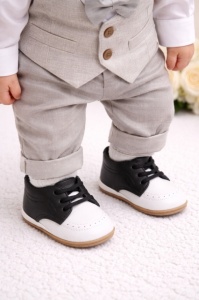 Pantofiori albi cu negru cu sireturi din elastic pentru baietei