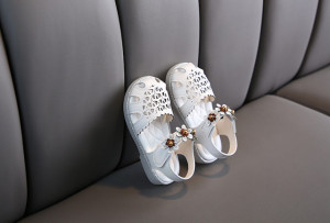 Sandale albe decupate cu floricele - Img 4