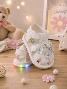 Sandalute accesorizate cu floricele si luminite in talpa