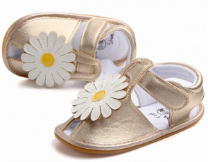 Sandalute fetite aurii cu floare alba