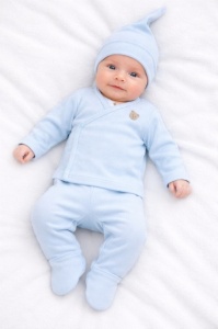 Set bleu pentru bebelusi din bumbac cu bluza petrecuta, pantaloni si caciulita