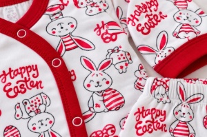 Set nou-născut bebe 5 piese, alb cu roșu, imprimeu iepurași, bluză, pantaloni, căciuliță, bavetă și mănuși - Img 4