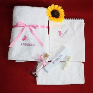 Trusou botez personalizat cu numele copilului si brodat fluturas roz NKB002