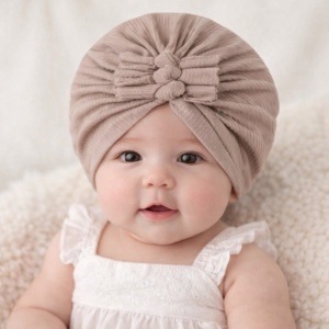 Caciulita crem tip turban cu trei fundite