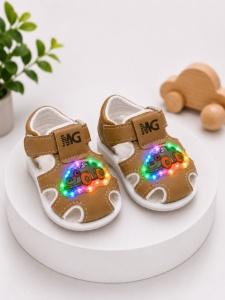 Sandalute maro cu luminite pentru super bebelusi - Masinuta