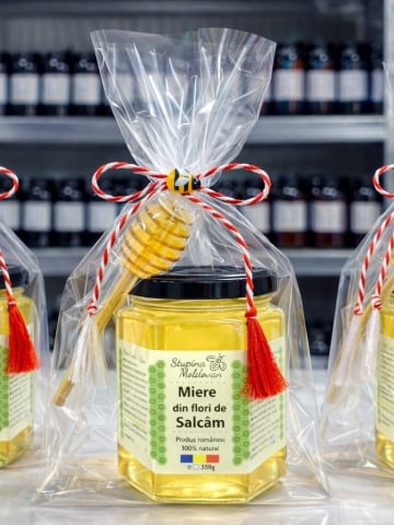 Set Mărțișor – Miere de Salcâm 350g + Linguriță Specială + Ambalaj Cadou - Img 2