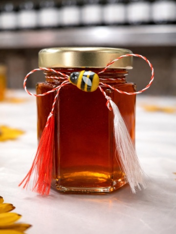 Mărțișor – Miere de mană 80g cu șnur tradițional și albinuță decorativă