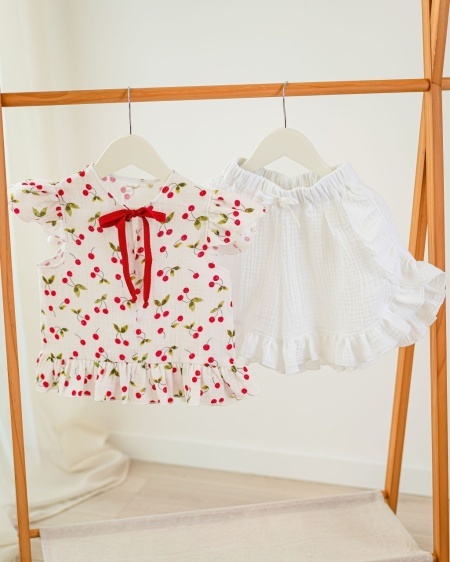 top cu cirese si pantalon muselina