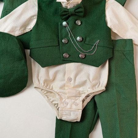 detaliu costum verde