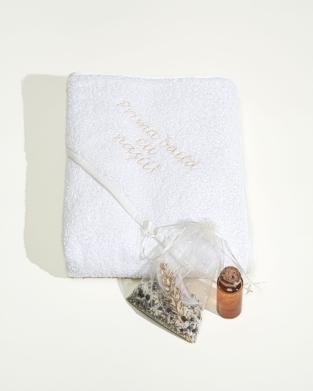 Set „Prima băiță cu nașii” – Cadou premium cu prosop brodat, miere și ingrediente tradiționale