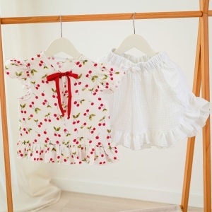 top cu cirese si pantalon muselina