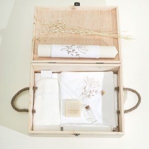 Trusou botez PREMIUM din muselina alba + lumanare, in cufar de lemn, cu broderie FLORI DE CAMP