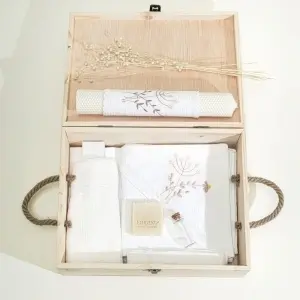 Trusou botez PREMIUM din muselina alba + lumanare, in cufar de lemn, cu broderie FLORI DE CAMP
