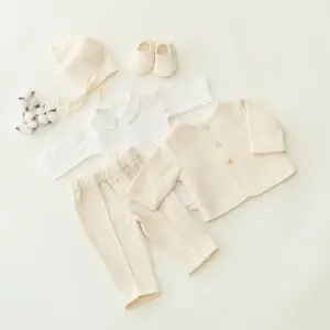 Costum botez băieți Andrei din bumbac și muselină – crem