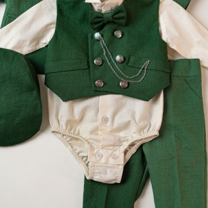 detaliu costum verde