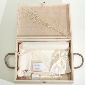 Trusou PREMIUM din muselina crem cu broderie + lumanare, in cufar de lemn, model DELICATE