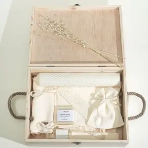 Trusou PREMIUM din muselina crem cu broderie + lumanare, in cufar de lemn, model DELICATE