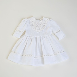 Rochiță de botez albă cu dantelă delicată și detalii romantice - model VINTAGE LACE