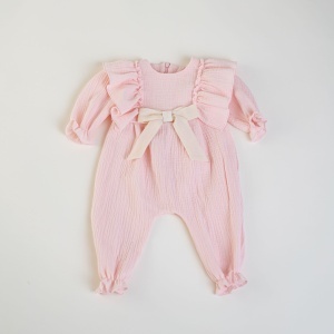 Salopetă bebe 0-1 ani din muselină roz piersica - model LITTLE BOW