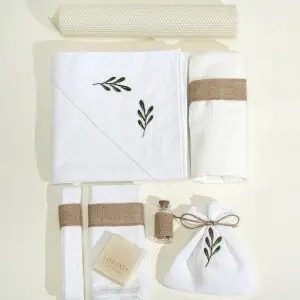 Trusou PREMIUM din muselina alba cu broderie + lumanare, in cufar de lemn, model FRUNZA DE MASLIN