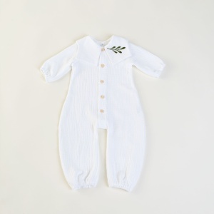 Salopetă bebe din muselină albă, cu broderie frunză de măslin (unisex) - model OLIVE