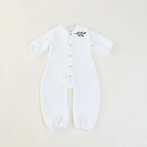 Salopetă bebe din muselină albă, cu broderie frunză de măslin (unisex) - model OLIVE