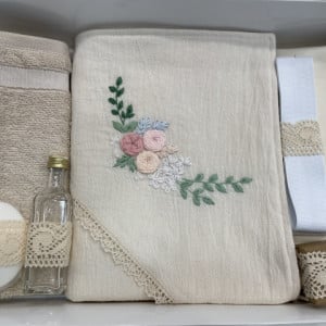 Set trusou crem fetite, model broderie FLORI, 0-12 luni, 7 piese