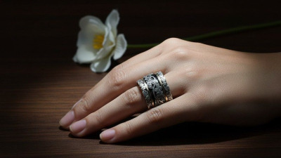 Eleganță redefinită💍 Inele cu benzi de aur incrustate cu zirconii și pietre semiprețioase