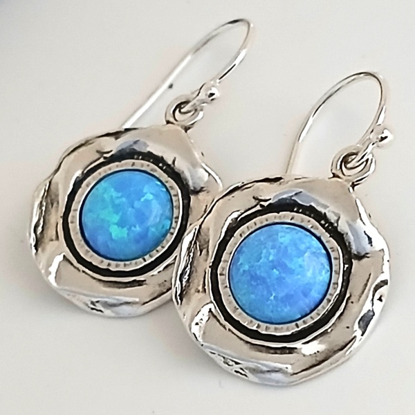 Cercei din argint cu opal albastru – design organic E8319