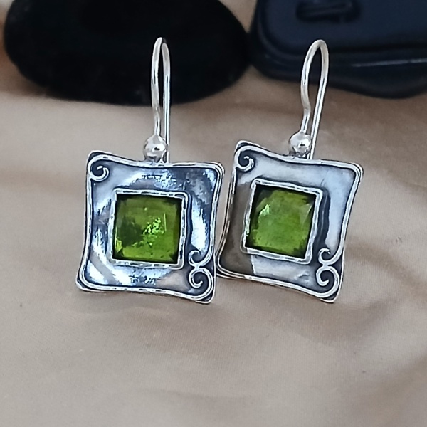 Cercei din argint cu peridot verde – design pătrat elegant E2665