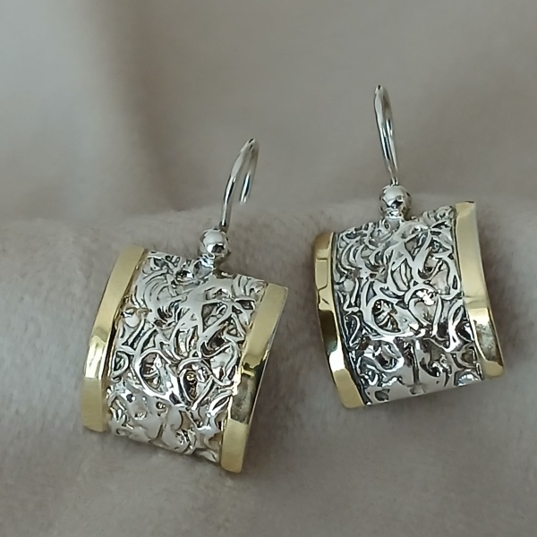 Cercei Soléa din argint 925 și aur 14K – design elegant cu detalii în relief 201201