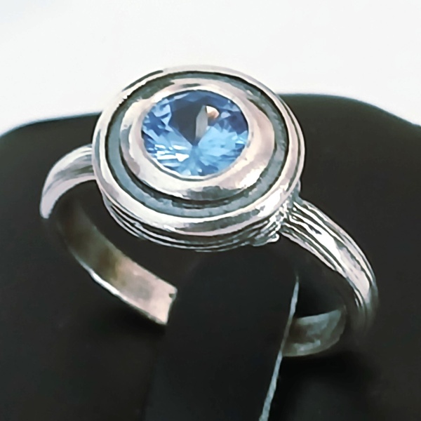 Inel din argint cu topaz albastru – „Picătura Cerului” R1681