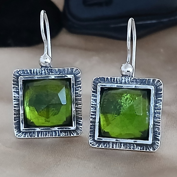 Cercei din argint cu peridot verde fațetat – eleganță vibrantă E2873