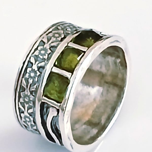 Inel lat din argint cu peridot – „Grădina Eternă” R479