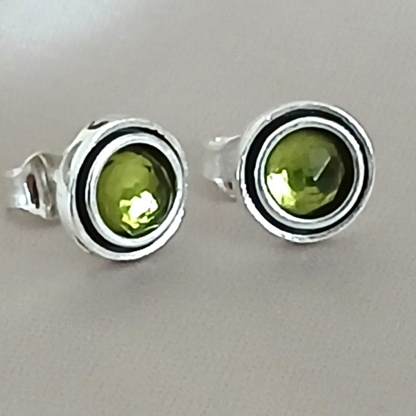 Cercei din argint cu surub peridot E2460