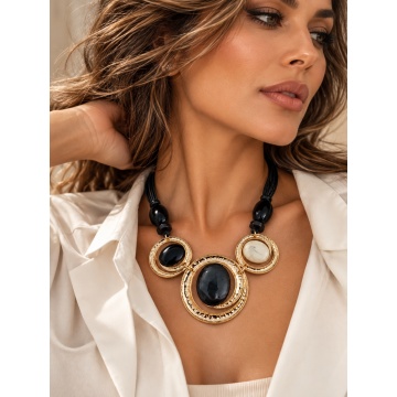 Colier Statement Noir Majesty – Contrast Elegant în Negru și Auriu COLLIER2700186N