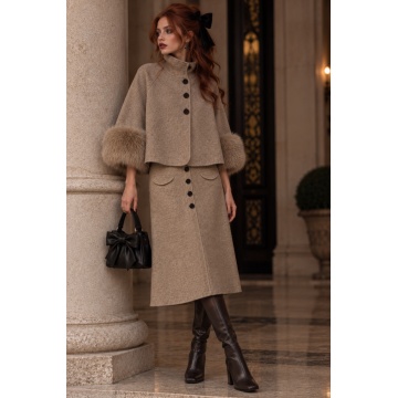 RG5320T–Jachetă-Pelerină Tricotată taupe cu Manșete din Blăniță – Winter Elegance - Img 3