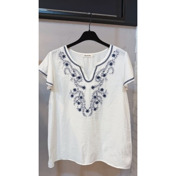 RGXF1190 Bluză Ivoire cu Broderii Albastre – Eleganță Mediteraneană - Img 5