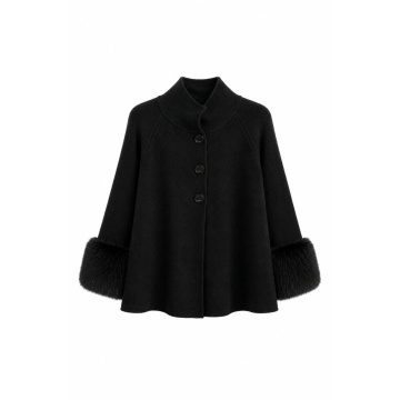 RG5320–Jachetă-Pelerină Tricotată Neagra cu Manșete din Blăniță – Winter Elegance - Img 2