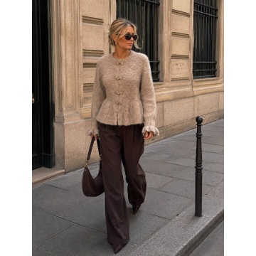 RGRY-623T Bluză Tricotată Taupe cu Peplum și Închideri Florale – Soft Romance 40–44 (M/L–XL) - Img 3