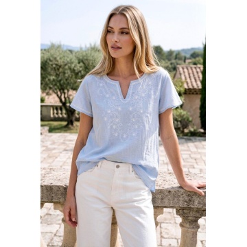 RGXF1190 Bluză Azura Bleu cu Broderie Florală – Eleganță de Vară