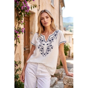 RGXF1190 Bluză Ivoire cu Broderii Albastre – Eleganță Mediteraneană - Img 2