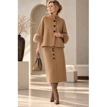 RG5320C–Jachetă-Pelerină Tricotată Camel cu Manșete din Blăniță – Winter Elegance - Img 3