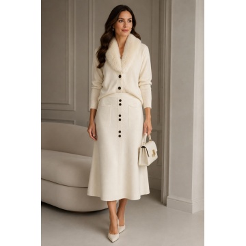 RG5390–Fustă Midi Tricotată Ivory cu Nasturi Contrastanți – Soft Elegance - Img 3