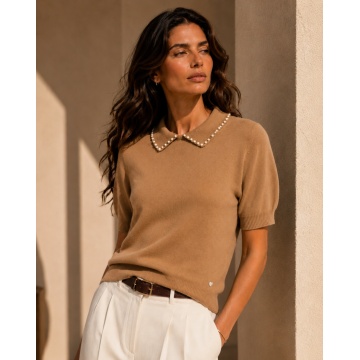RG7122G Bluză Camel tricotată fin cu guler decorat cu microperle – Eleganță discretă