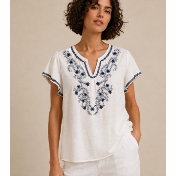 RGXF1190 Bluză Ivoire cu Broderii Albastre – Eleganță Mediteraneană