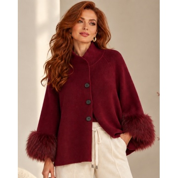 RG5320–Jachetă-Pelerină Tricotată Bordo cu Manșete din Blăniță – Winter Elegance